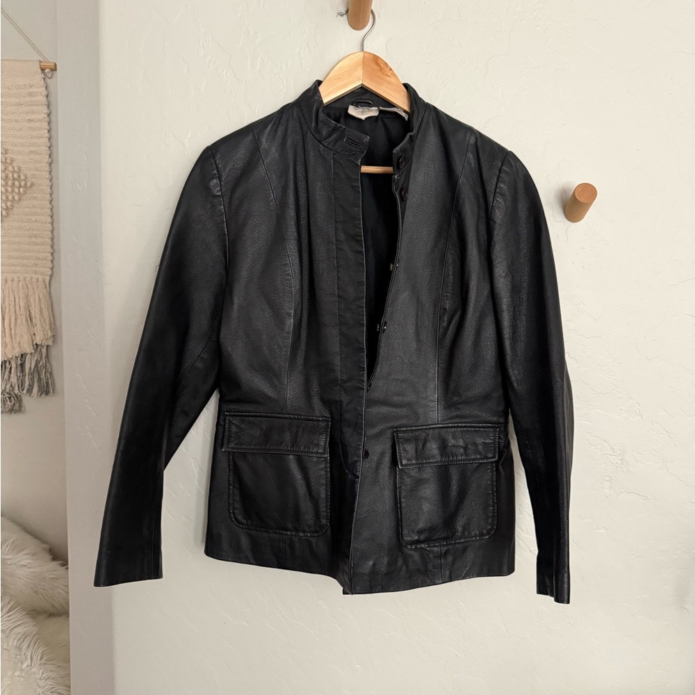 Women’s Vintage Black Leather Jacket - Classic Collarless Design size medium
